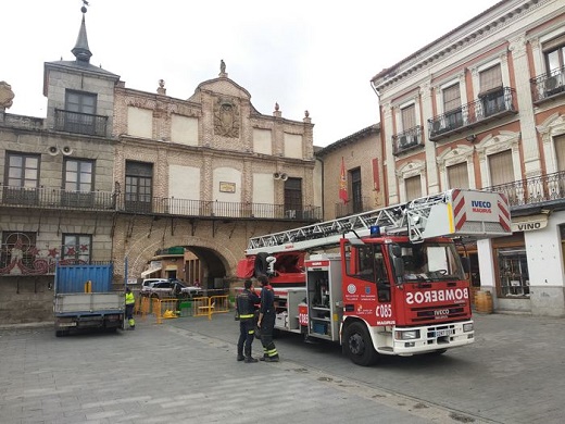 Bomberos y Policía vallan el acceso por uno de los arcos del Ayuntamiento.