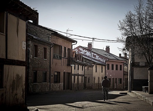 Una mujer camina por un municipio de la Comunidad. - Foto: Eugenio Gutiérrez