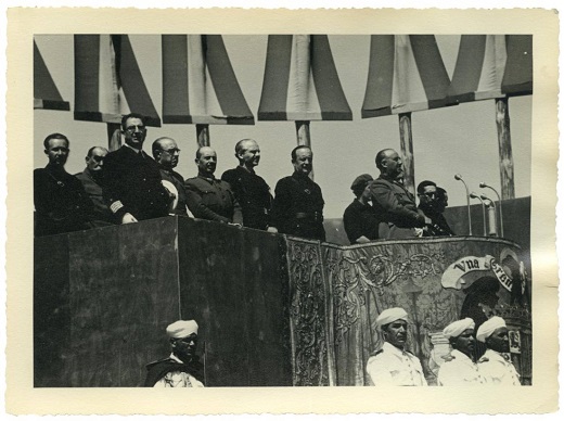 Franco (a la derecha), acompañado, entre otros, de los generales Saliquet (con bigote, segundo por la izquierda), Moscardó (cuarto), Dávila (quinto) y el entonces ministro de la Gobernación, Ramón Serrano Suñer (sexto), en el homenaje que la Sección Femenina le tributó en el castillo de la Mota, en Medina del Campo, el 29 y 30 de mayo de 1939. ARCHIVO PEDRO MELERO