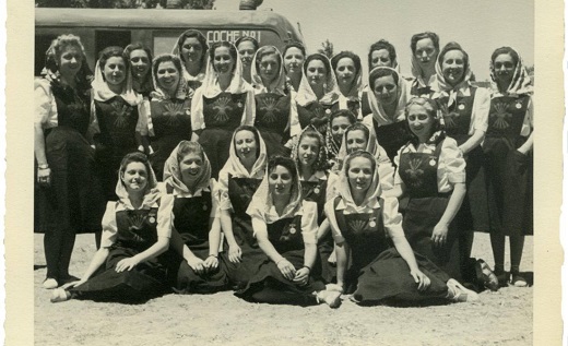 Una de las fotografías originales del homenaje de mujeres llegadas de toda a España a Franco en el castillo de la Mota en mayo de 1939. ARCHIVO DE PEDRO MELERO