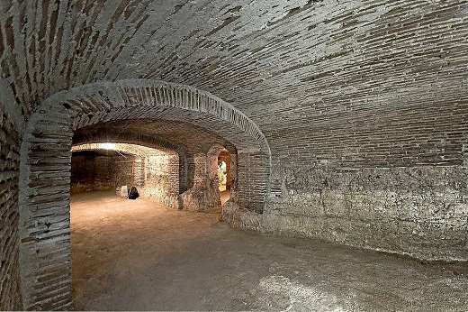 Una de las bodegas que esconde el subsuelo de Medina del Campo, en la que se aprecia su valor arquitectónico, con bóvedas de ladrillo. - IRZON