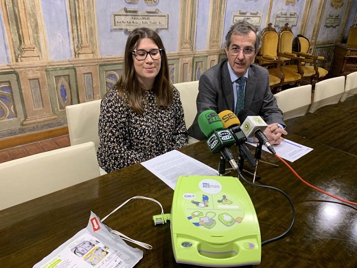 Nadia González y Alberto Caballero presentan el nuevo desfibrilador para Medina del Campo / Cadena SER