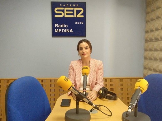 Cristina Blanco, portavoz de Ciudadanos, atiende a los micrófonos de Radio Medina / Cadena SER
