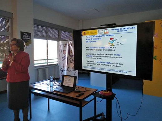 La jefa de la Unidad de Eficiencia Energética en Edificación imparte una charla en el Colegio San José.