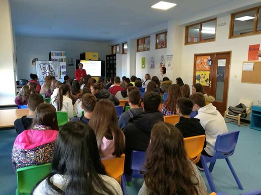 La jefa de la Unidad de Eficiencia Energética en Edificación imparte una charla en el Colegio San José.
