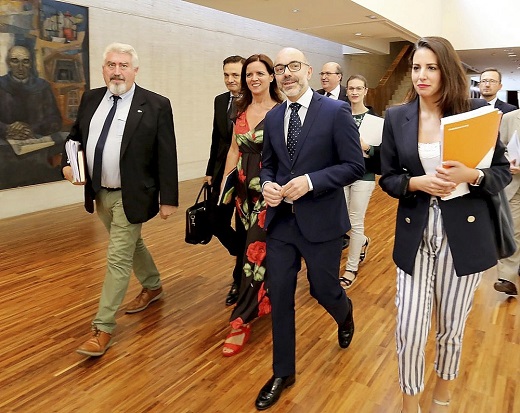 El consejero de Cultura y Turismo,Javier Ortega (2d), llega a las Cortes acompañado por su equipo y de Ciudadanos - Foto: Ical