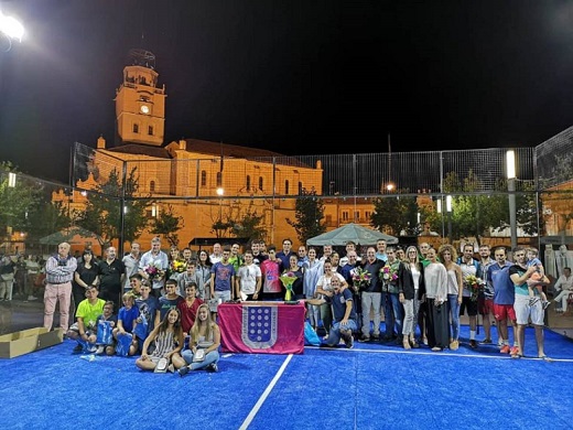 Foto de familia en la última jornada del Torneo de Pádel de Medina del Campo / Cadena SER
