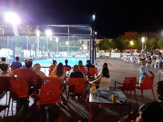 El público está disfrutando de los partidos de pádel en la Plaza Mayor de Medina / Cadena SER