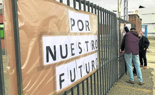 Trabajadores de Made colocan pancartas en la fábrica al iniciarse el conflicto que ahora termina. / P. G.