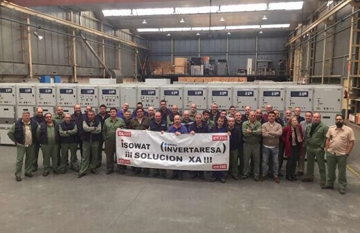 Protesta de trabajadores de Isowat, en el interior de la factoría, en noviembre pasado. víctor echave