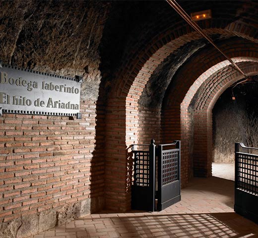 Bodegas Yllera nos adentra en sus galerías dominadas por la historia del Hilo de Ariadna. 