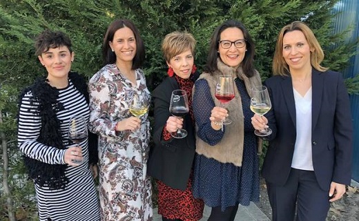 Patricia Regidor, Cristina Solís, Beatriz fernández, Inés Salas y Carmen San Martín, brindan junto al Q-BO. / CH. M.