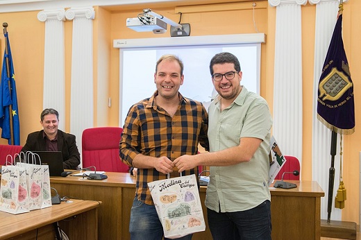 Entrega del 4º premio a Juan José del Bosque Sobejano, compuesto por una libreta fotográfica + botella.