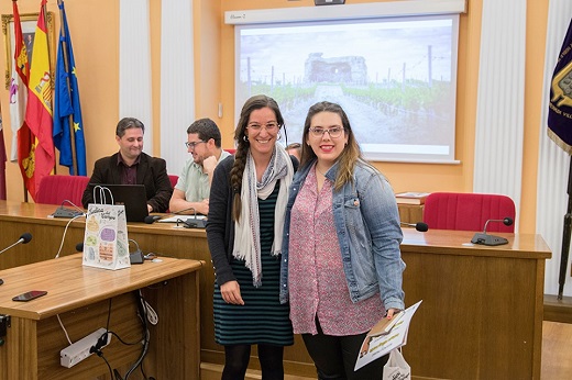 Entrega del 2º premio para Carmen Núñez Martín, compuesto por una experiencia enoturística + Libreta fotográfica + botella 