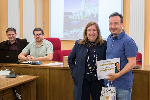 Entrega del 1º premio para Juan Carlos Pérez Rey, compuesto por 100€ + Libreta fotográfica 1 de iniciación a la fotografía + botella de vino 