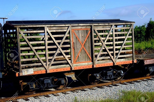 Imagen antiguo vagón de ganado se encuentra en las vías del tren.