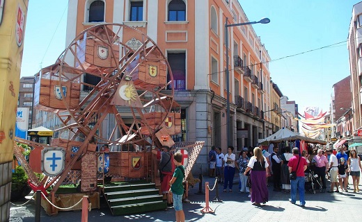 Noria de madera y puestos artesanos, en la Feria Renacentista