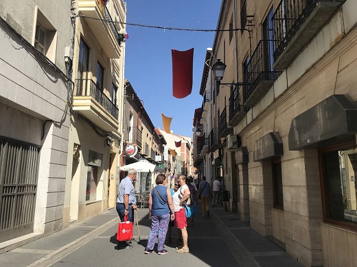 Las calles de la villa ya están engalanadas con reposteros y banderolas.