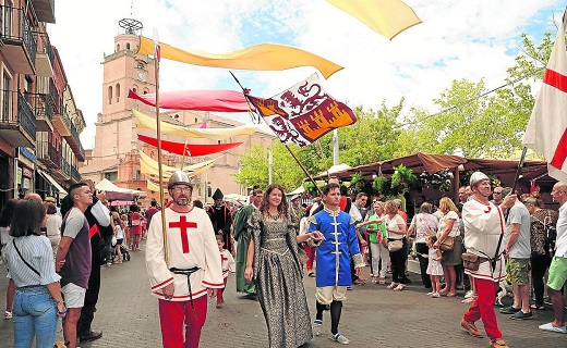 Los personajes de la reina Isabel y su hermano Alfonso desfilan por Medina del Campo