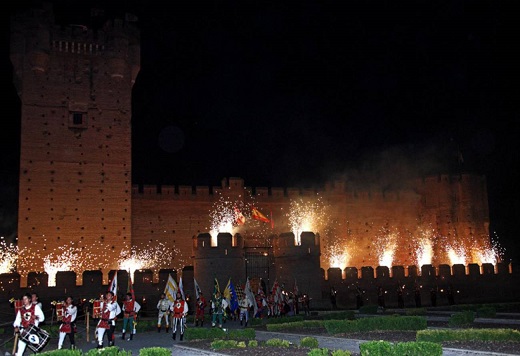 Un desfile imperial de la pasada Feria Renacentista sale del Castillo de La Mota / Cadena SER