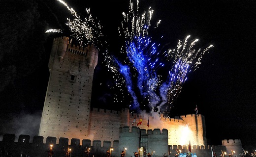 Los fuegos artificiales animaron el espectáculo de la Quema de Medina del Campo