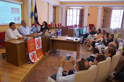 Conferencia en el Salón de Plenos del Ayuntamiento./ Autora: Daphneé García
