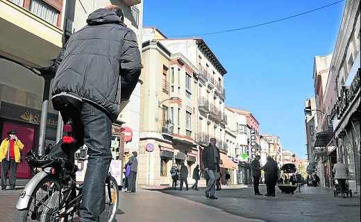 Un ciclista circula por el casco histórico de Medina