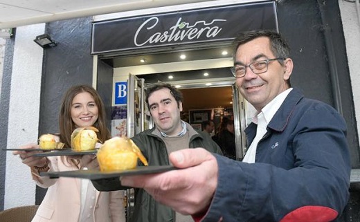 Tres clientes a las puertas de uno de los bares participantes en el certamen