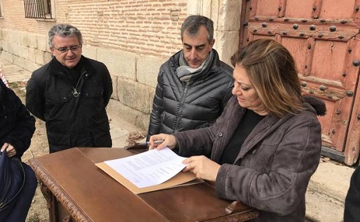 La alcaldesa de Medina, Teresa López, firma el acta de replanteo de la antigua iglesia. / P. G.