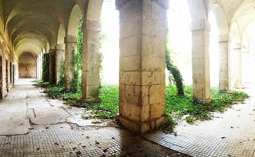 Estado del patio del antiguo Hospital Simón Ruiz.