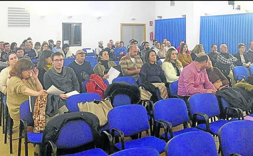 Alcaldes y concejales, en la reunión para aprobar los estatutos de la Mancomunidad. /