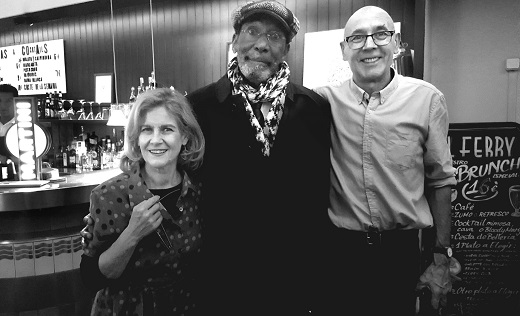 Pepe Nieto (derecha), junto a su pareja Cristina y el contrabajista Ron Carter, amigo personal