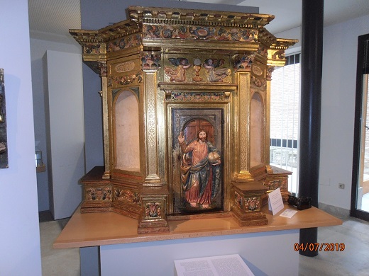 Sagrario tabernáculo del retablo mayor de la iglesia del Hospital General (primer cuerpo). 
Juan de Ávila (ensamblaje) / Pedro de la Cuadra (escultura) / Francisco Martínez (policromía) 1598 – 1600.
Madera policromada / 128 x 163 x 99 (medidas máximas), cornisa: 167 x 102 cm
Fundación Simón Ruiz. Obra depositada en el Museo de las Ferias 