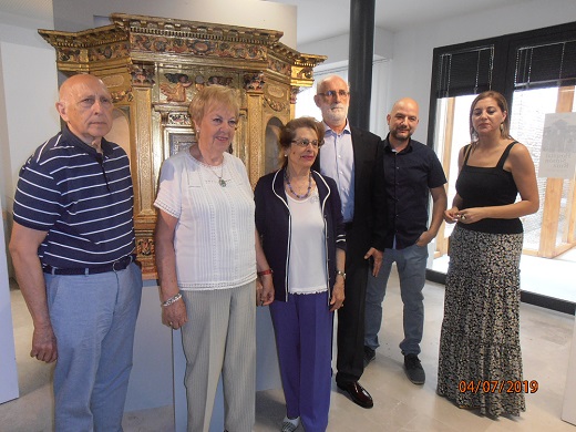 Representantes de la Asoiacion de "Amas de Casa Santa Ana" y de la Asociación Amigos del Museo de las Ferias y del Patrimonio de Medina del Campo como causantes de la financiación para la reconstrucción y restauración de “LA OBRA DESTACADA” nº 186:
Sagrario tabernáculo del retablo mayor de la iglesia del Hospital General
Juan de Ávila (ensamblaje) / Pedro de la Cuadra (escultura) / Francisco Martínez (policromía)
1598 - 1600
Madera policromada / 128 x 163 x 99 (medidas máximas), cornisa: 167 x 102 cm
Fundación Simón Ruiz. Obra depositada en el Museo de las Ferias