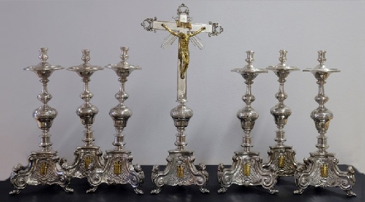 “LA OBRA DESTACADA” nº 185:Juego de altar en plata compuesto por una cruz de altar, seis candeleros,tres sacras y cuatro ramilletes.Gregorio IzquierdoValladolid, 1788 (ramilletes), 1790 (cruz y candeleros) y 1798 (sacras) Plata en su color y sobredorada, repujada y cincelada Marcas: de artífice (Gregorio Izquierdo), fiel contraste (Antonio González Téllez) y localidad (Valladolid Corte) Colegiata de San Antolín de Medina del Campo. Procede de la antigua Iglesia de Santa María del Castillo o de la Cruz