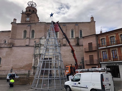 Instalación Árbol,de Navidad 2019 en la Plaza Mayor de la Hispanidad de Medina del Campo