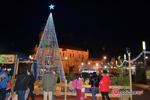 Ambientación navideña en la Plaza Mayor de Medina del Campo.