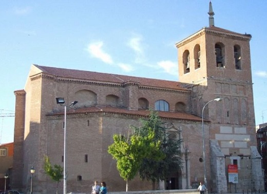 Fachada principal de la Parroquia de San Miguel Arcángel de Medina del Campo