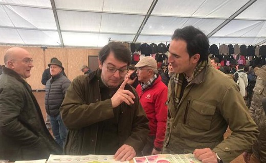 El presidente regional del PP y candidato a la Junta, Alfonso Fernández Mañueco, con Guzmán Alonso, durante un acto. / P. G.