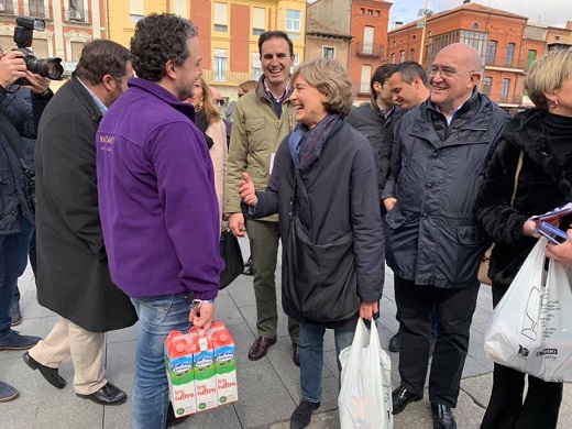 Visita de Isabel García Tejerina a la sede del PARTIDO POPULAR de Medina del Campo.