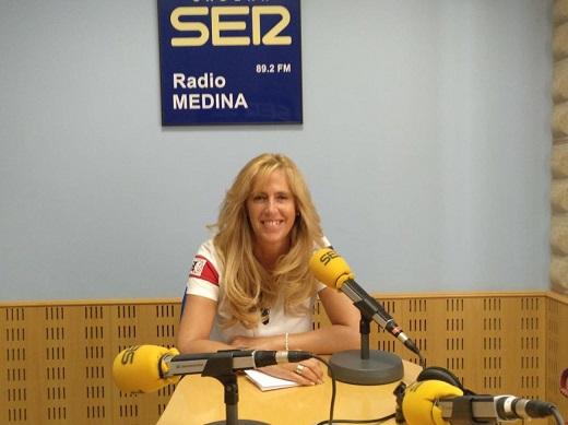Paloma Domínguez atienda a los micrófonos de Radio Medina / Cadena SER
