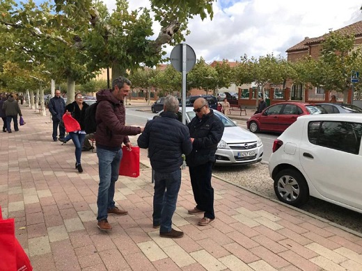 Manuel Escarda, secretario provincial de los socialistas, charlando con los vecinos de Medina del Campo / Cadena SER