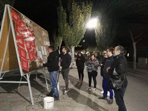 Concejales del PSOE en la pegada de carteles