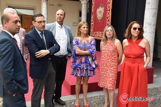 López, en el centro, junto a diputados provinciales del PSOE.