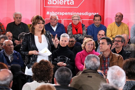 Teresa López, interviene en un acto del PSOE ante la atenta mirada de Pedro Sánchez FOTO: Gaspar francés.