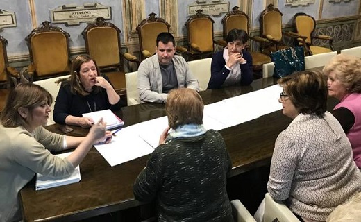 La alcaldesa, durante la reunión, ayer, con la plataforma por la defensa de la residencia. / P. G.