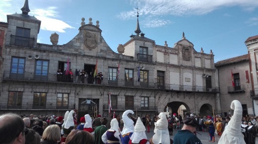 Recreaciones llegada de Carlos V a Medina del Campo. Fachada del SAyuntamiento y del Palacio Real Testamentaio