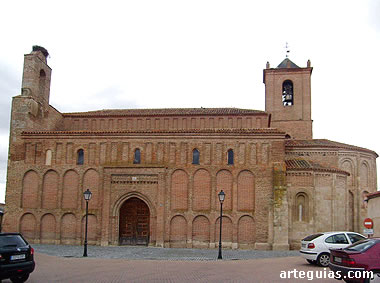 Iglesia iglesia de San Juan Bautista de Fresno el Viejo desde el Sur 