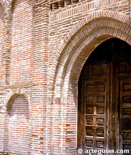 Portada mudéjar. Iglesia iglesia de San Juan Bautista de Fresno el Viejo 