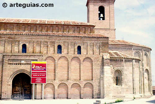 Iglesia iglesia de San Juan Bautista de Fresno el Viejo desde el Sur 